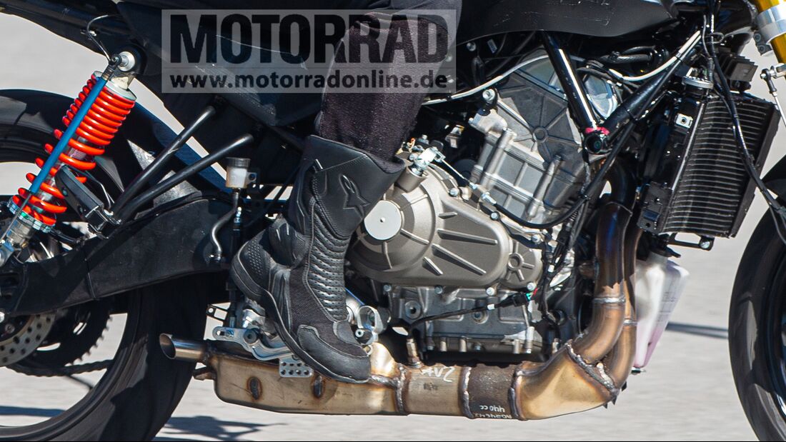 引擎部分明顯採用來自RS457的水冷並列雙缸引擎,預估擁有48匹上下的馬力