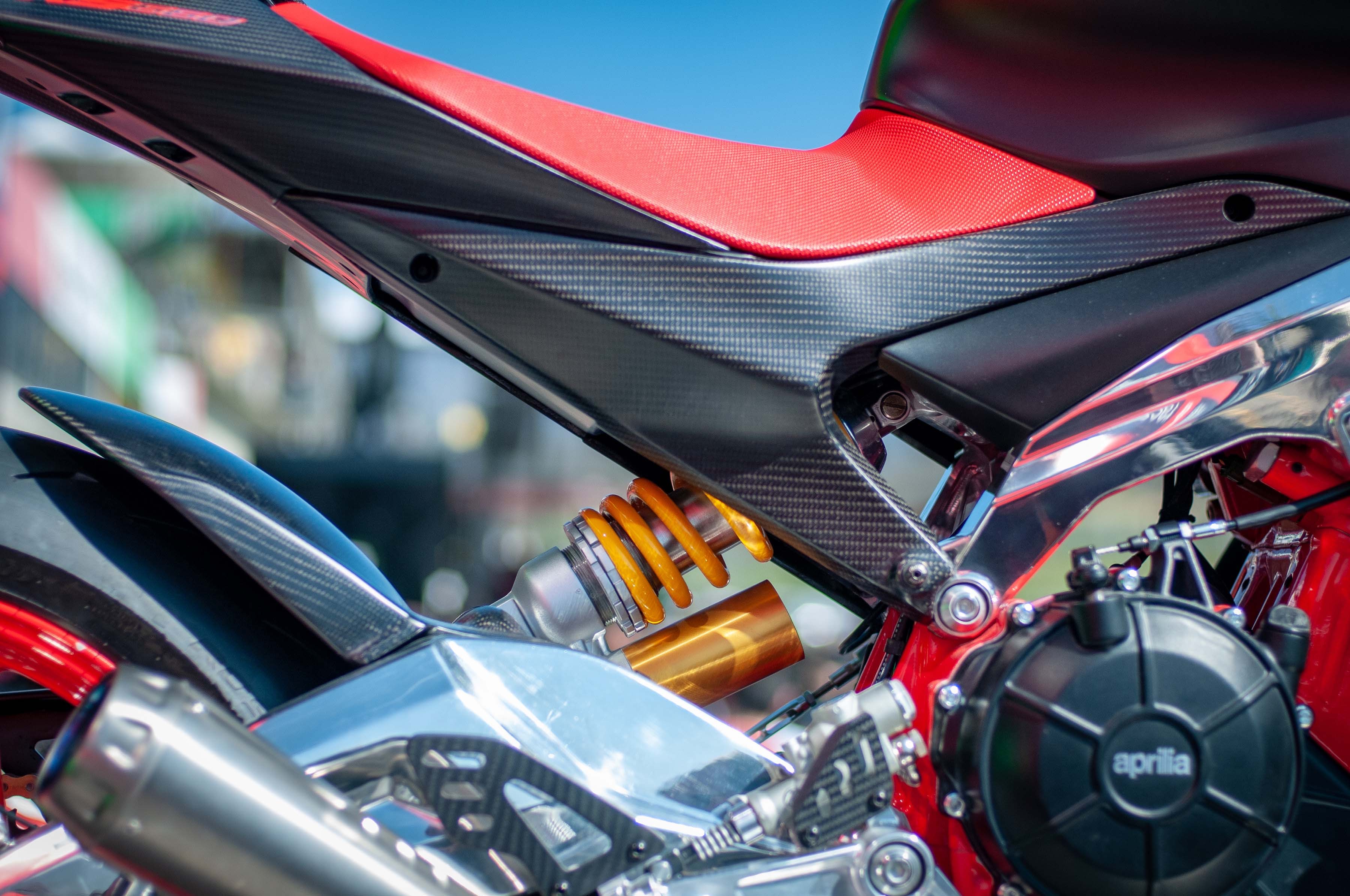 改為並列雙缸之故,後懸吊與曲軸箱上方騰出了一些空間