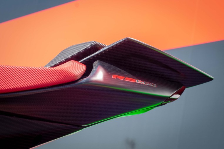 車尾由碳纖維打造而成,市售車應該會有後座設計。