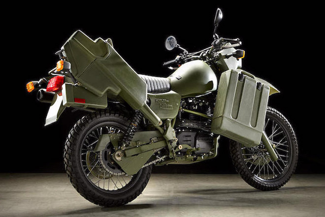 最特別的是油箱兩側的彈藥箱以及安置在車尾的步槍攜行箱,其戰力可媲美一輛小型的機動突擊車