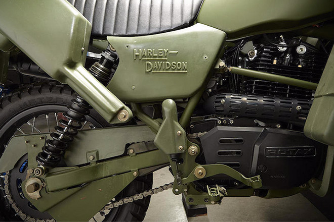 單汽缸引擎構造簡單且易於保修,車體也可以精簡與輕量化,加上引擎油耗較省,確實適合作為軍用車輛之用