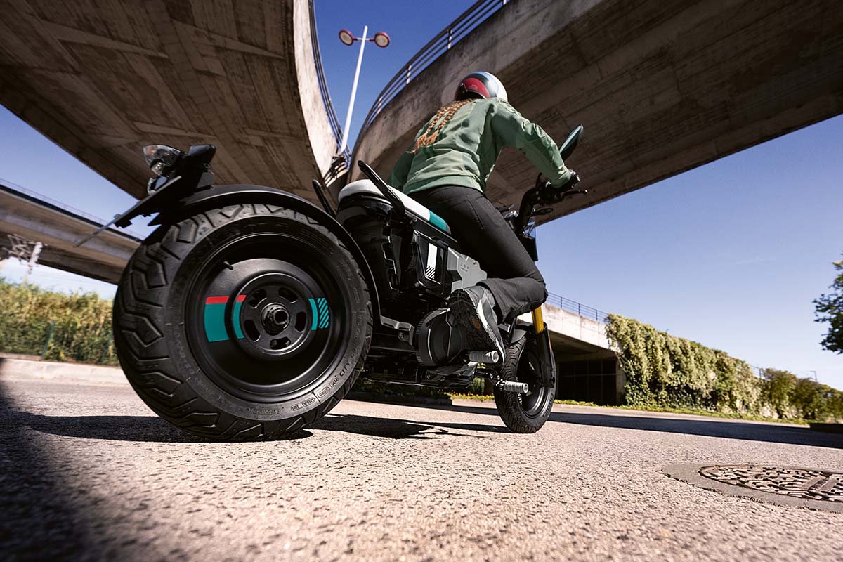 BMW Motorrad推出CE 02電動機車