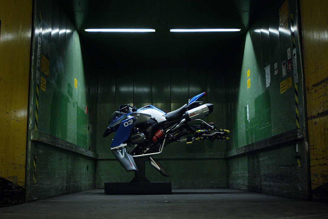 車架與引擎還有鳥喙般的車頭造型保留下來,車身部分重新設計