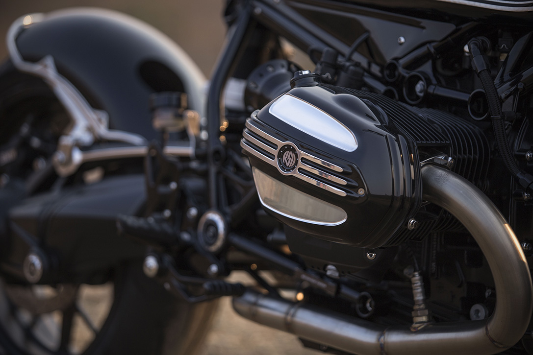 汽缸頭特別加裝金屬飾板