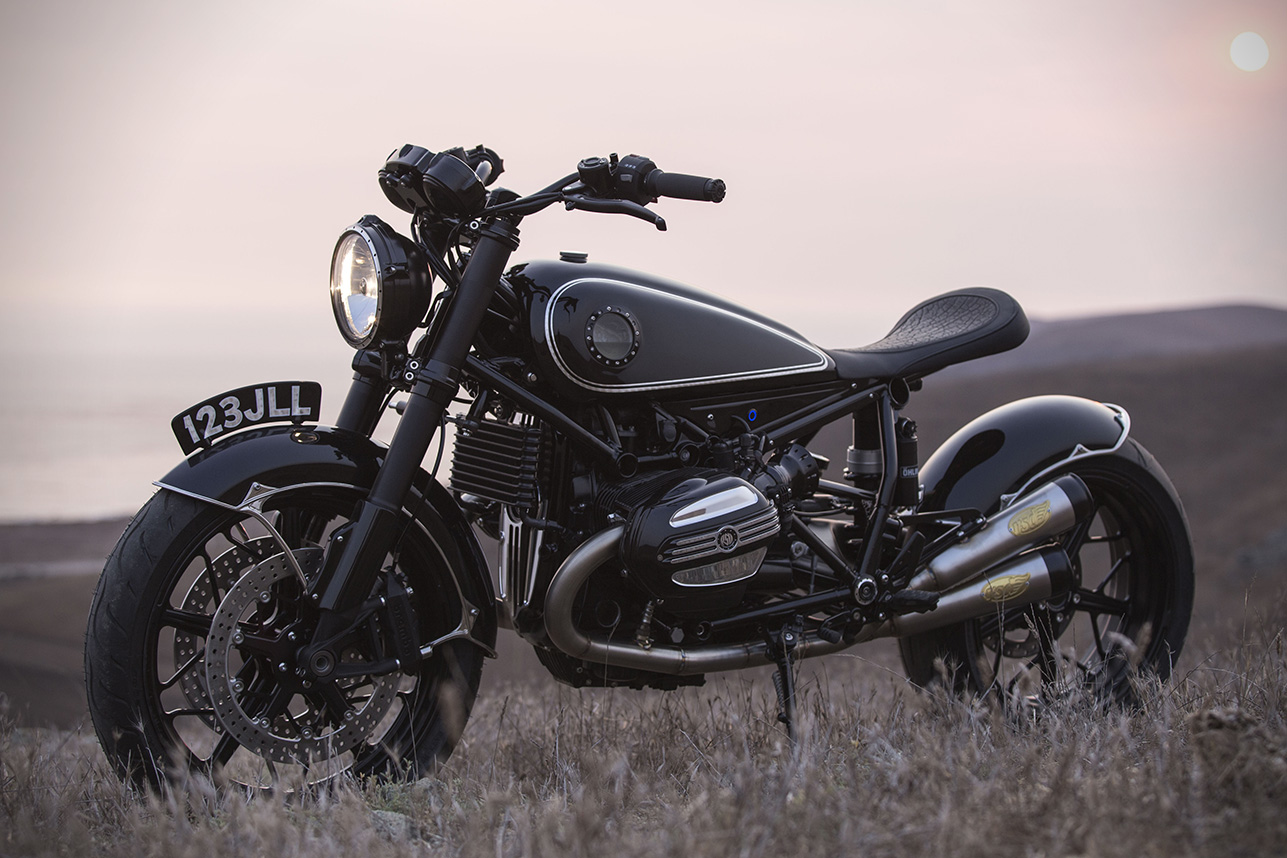 全車以圓弧的細條取代銳利的稜線，將81前年的設計風格再度重現