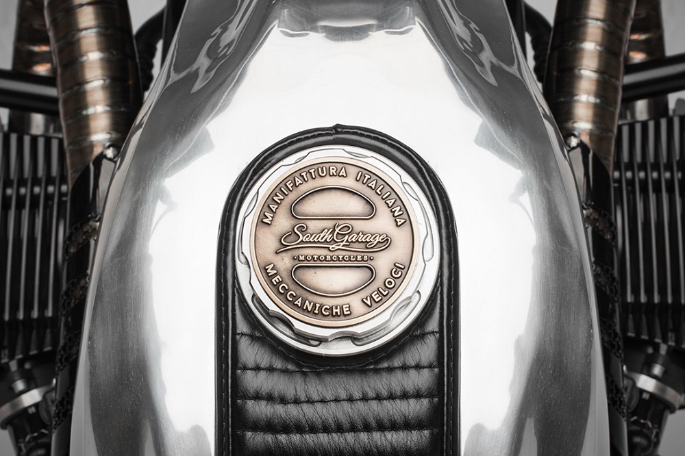 油箱上方放置皮革與真皮坐墊