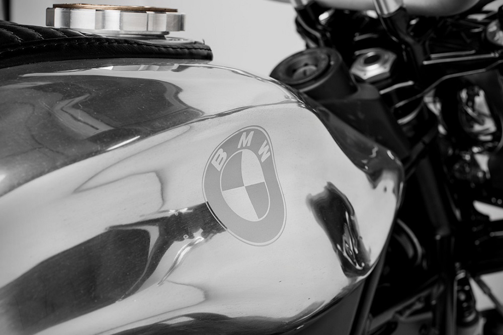 油箱表面留下手工打磨痕跡，以彰顯古樸的復古風情