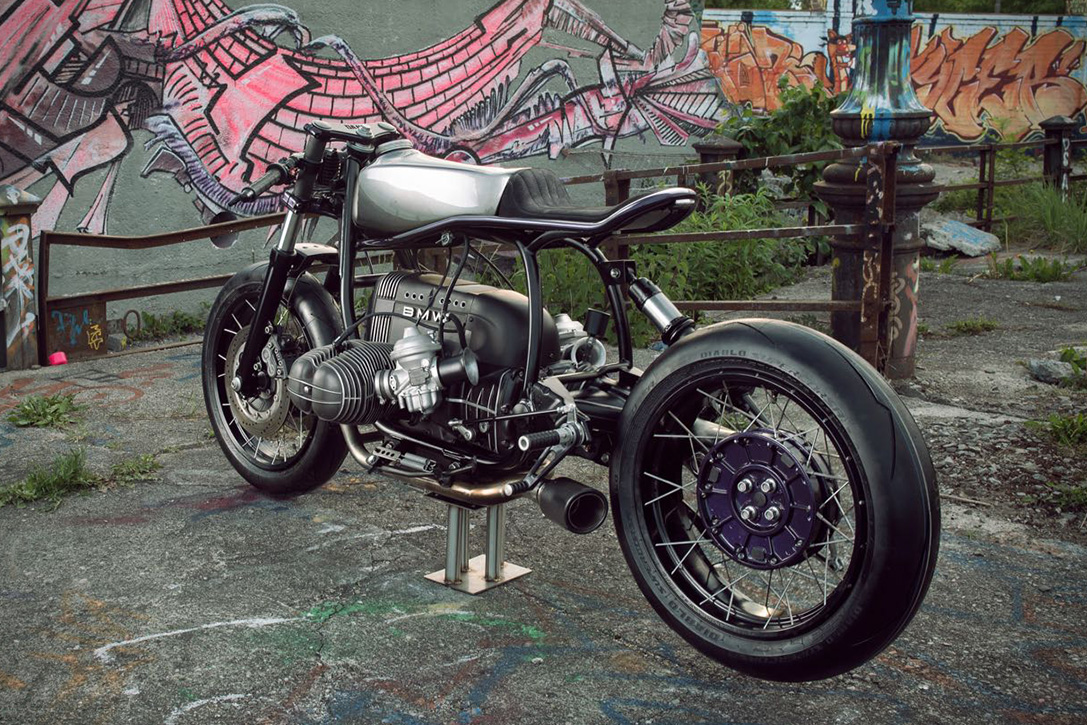 這輛車是BMW最後一 輛採用水平對臥雙缸兩汽門氣冷引擎,擁有60ps最大馬力