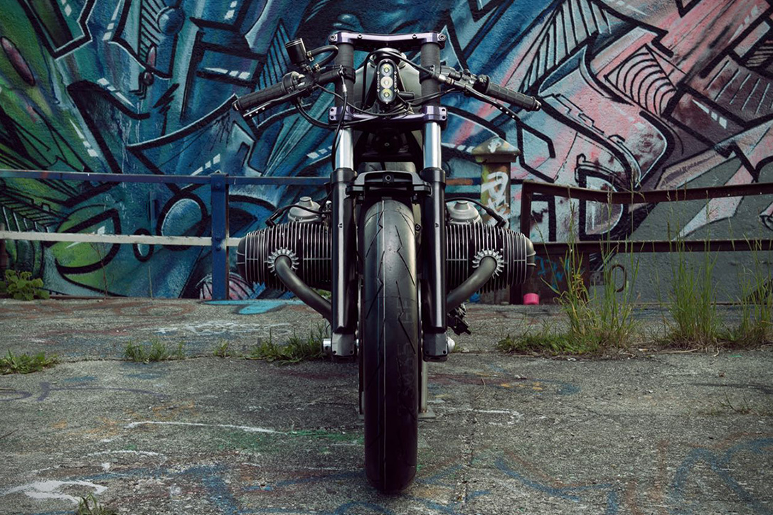 巨大的油箱也由流線的手工製油箱取代,最後配上手工製短排氣管與Pirelli Diablo Supercorsa SP2輪胎,將原本厚實的街車改為簡單輕巧的 Café Racer