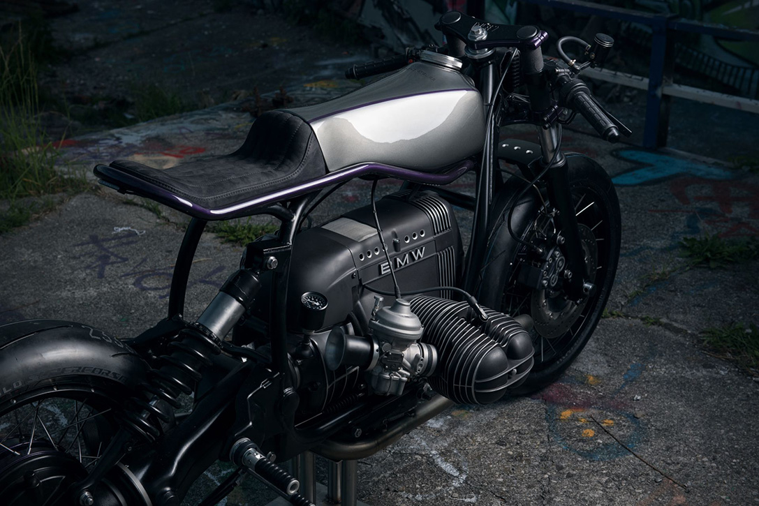 後懸吊為可調式單鎗設計,下鎖點位在後輪軸上方,這樣的設計可以有效抑制Paralever後懸吊系統的負載