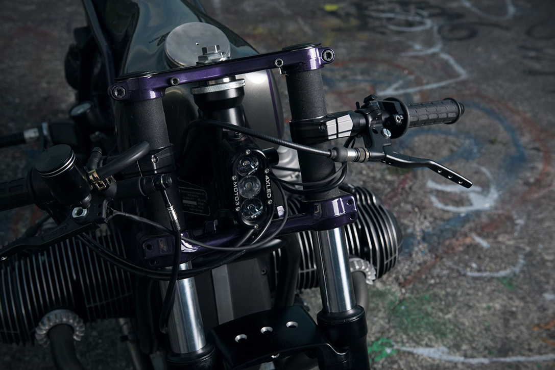 原本的圓形大燈改為造型簡單的LED大燈,把手則降至上三角台下方,具有強烈的戰鬥氣息