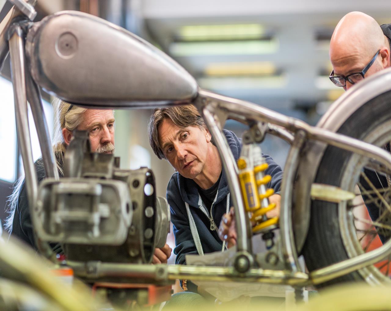 製作過程以純手工方式進行,將各個部件與車架重新打造