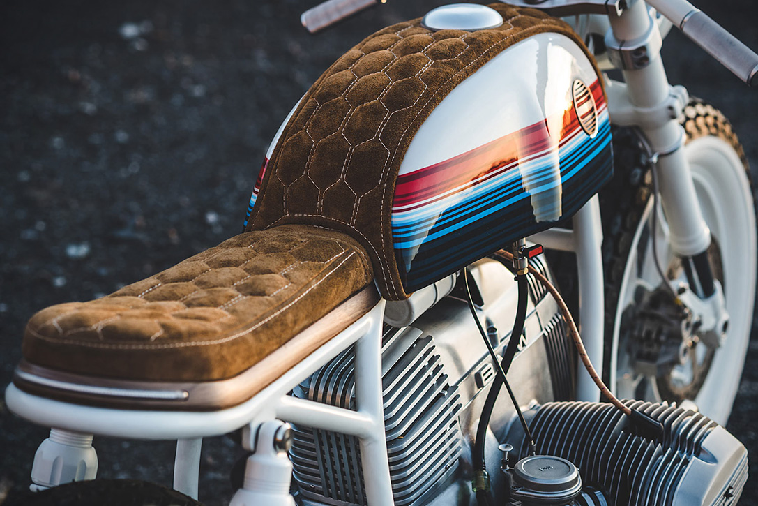 麂皮的座椅設計呈現高質感的元素