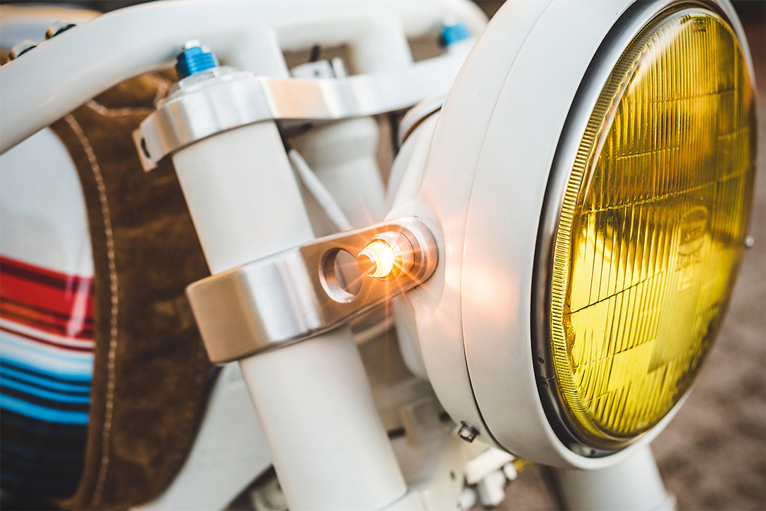 鎖大燈的螺絲上就是方向燈,極簡的元素從這就可以看出