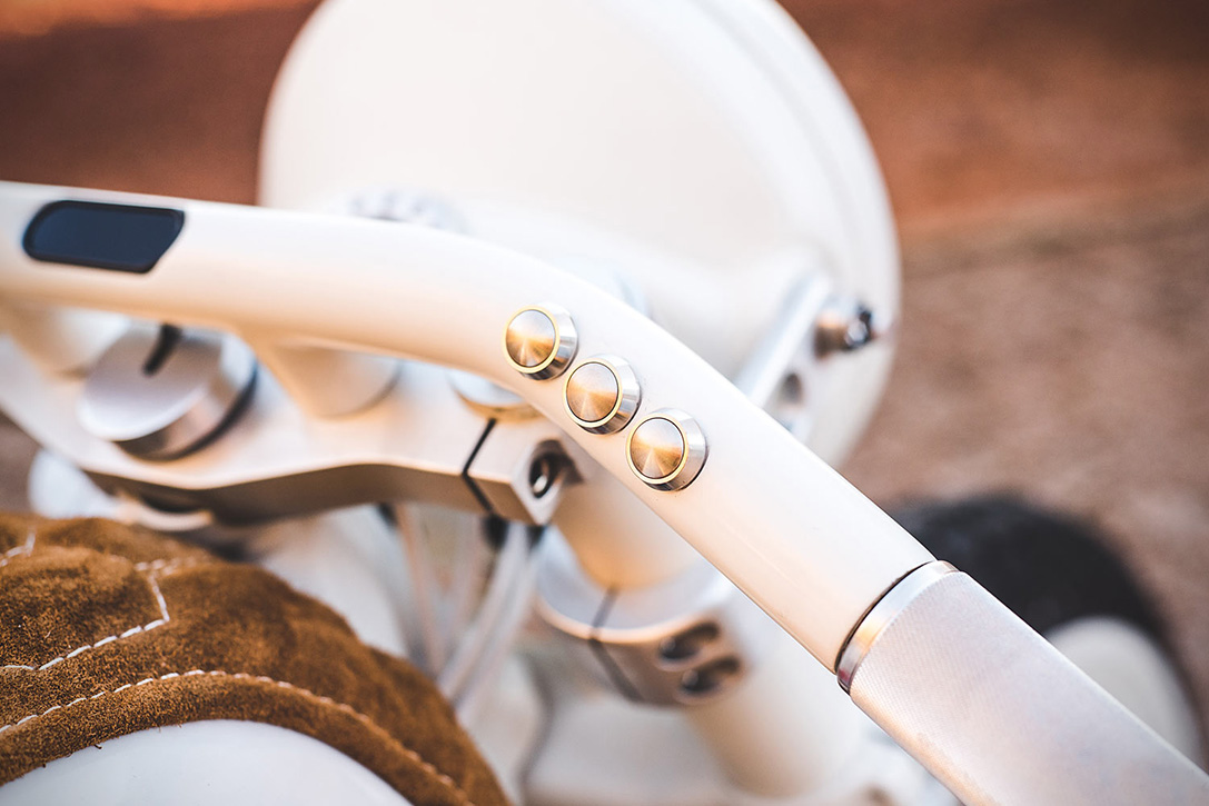 把手上僅有幾個按鍵而已,煞車拉桿及離合器拉桿也都看不到