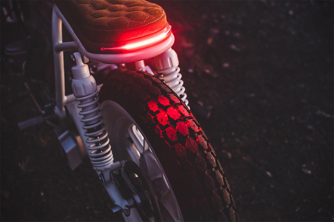 尾燈也融入車架當中,車尾同樣保持著即簡的風格