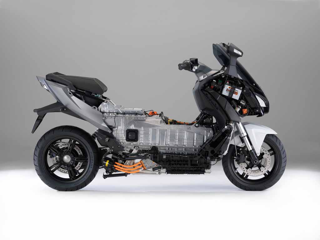 以汽車鋰電池技術作為基礎，BMW C EVOLUTION的研發腳步比對手要快許多