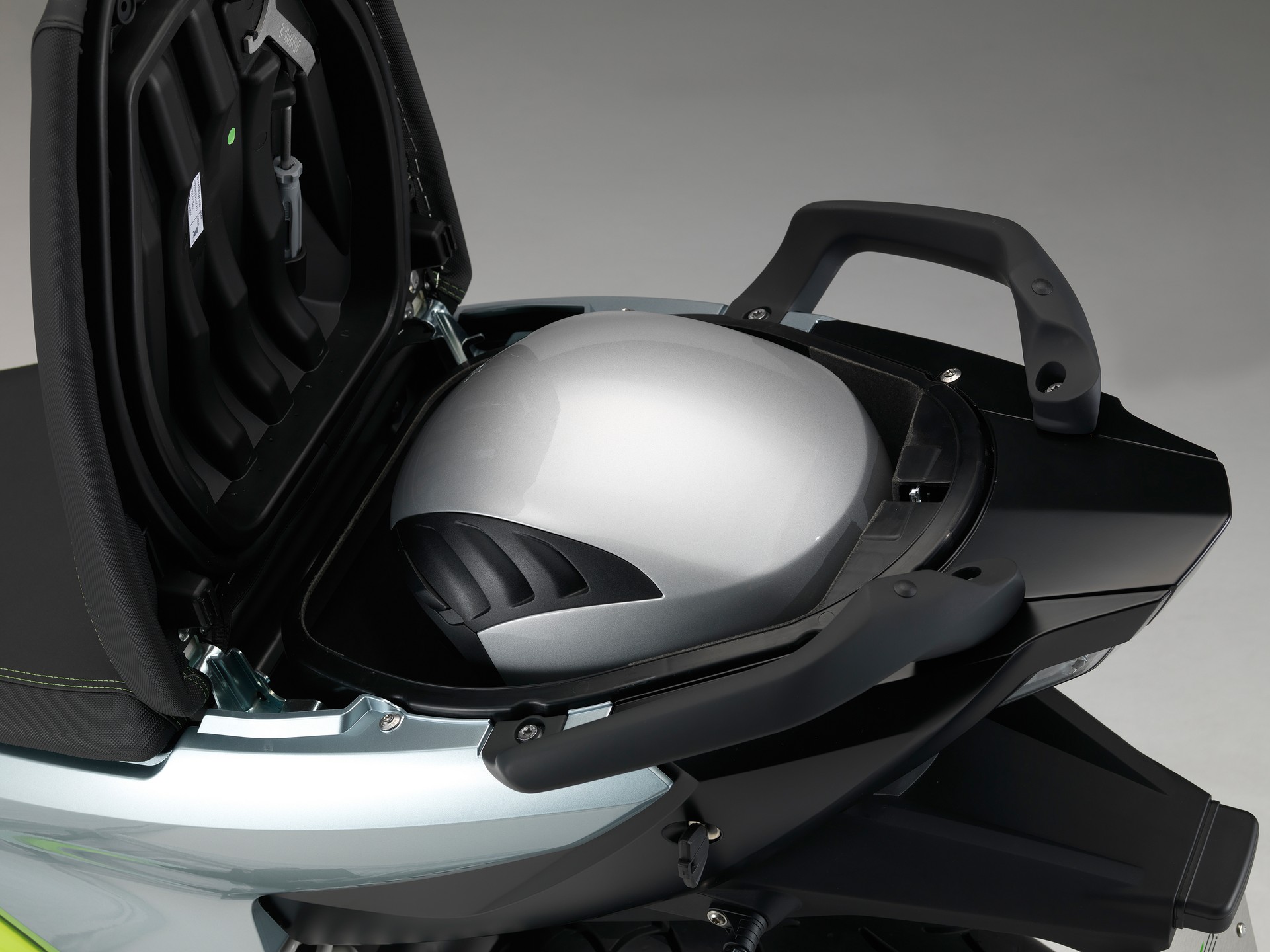 後座下方有置物箱，保有最基本的置物需求