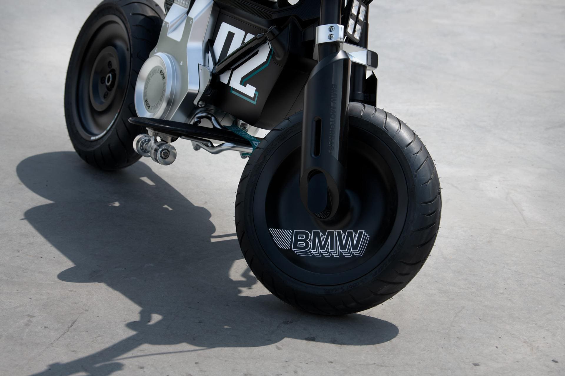 全封閉黑色輪框印上BMW字體是不是帥氣十足