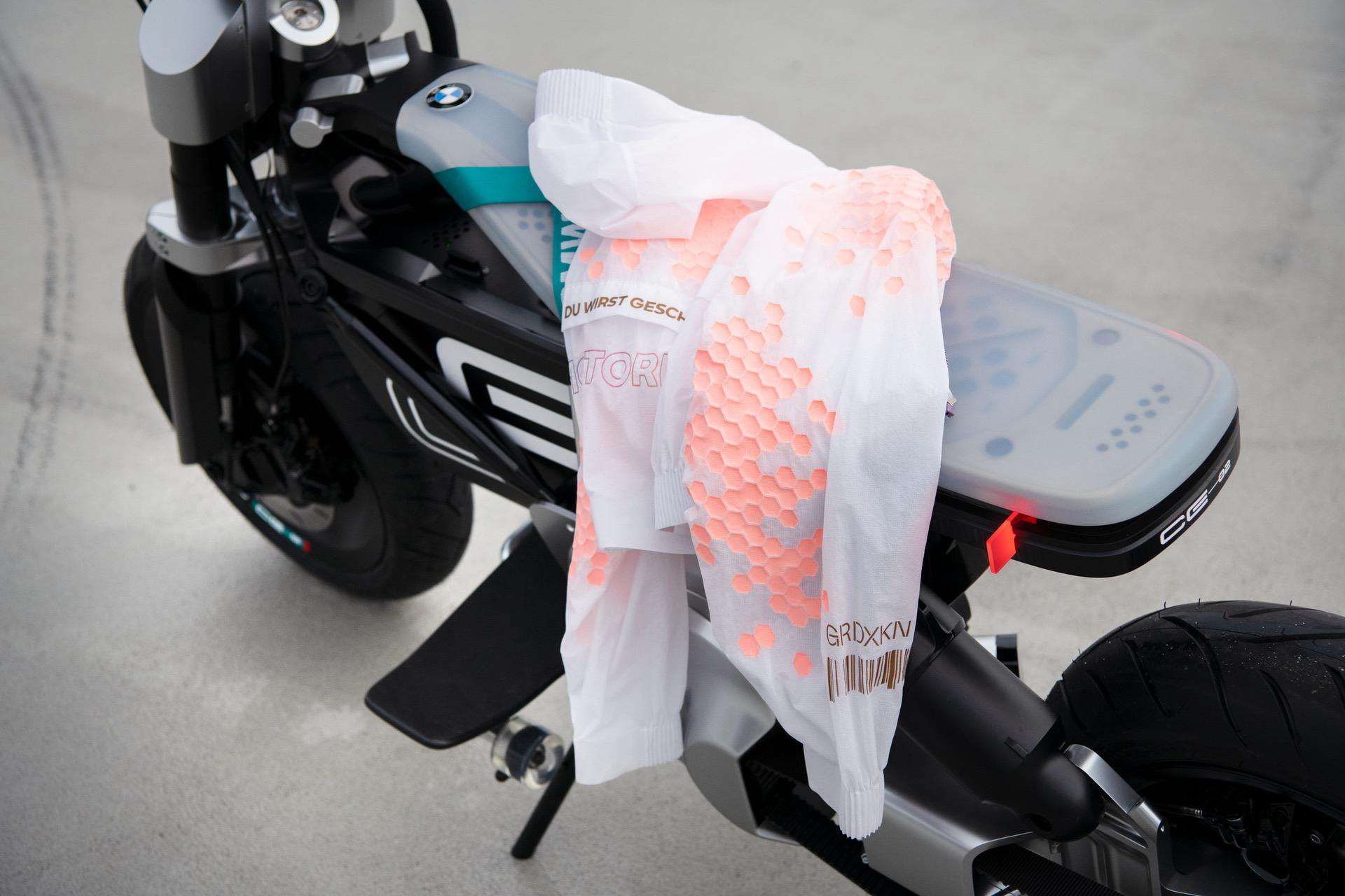 根據官方概念圖,騎士可以選擇用滑板當腳踏板,非常有趣