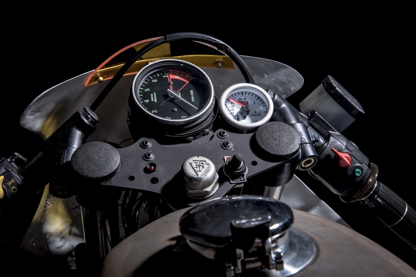 儀錶板僅有簡單的轉速表與NOS壓力表