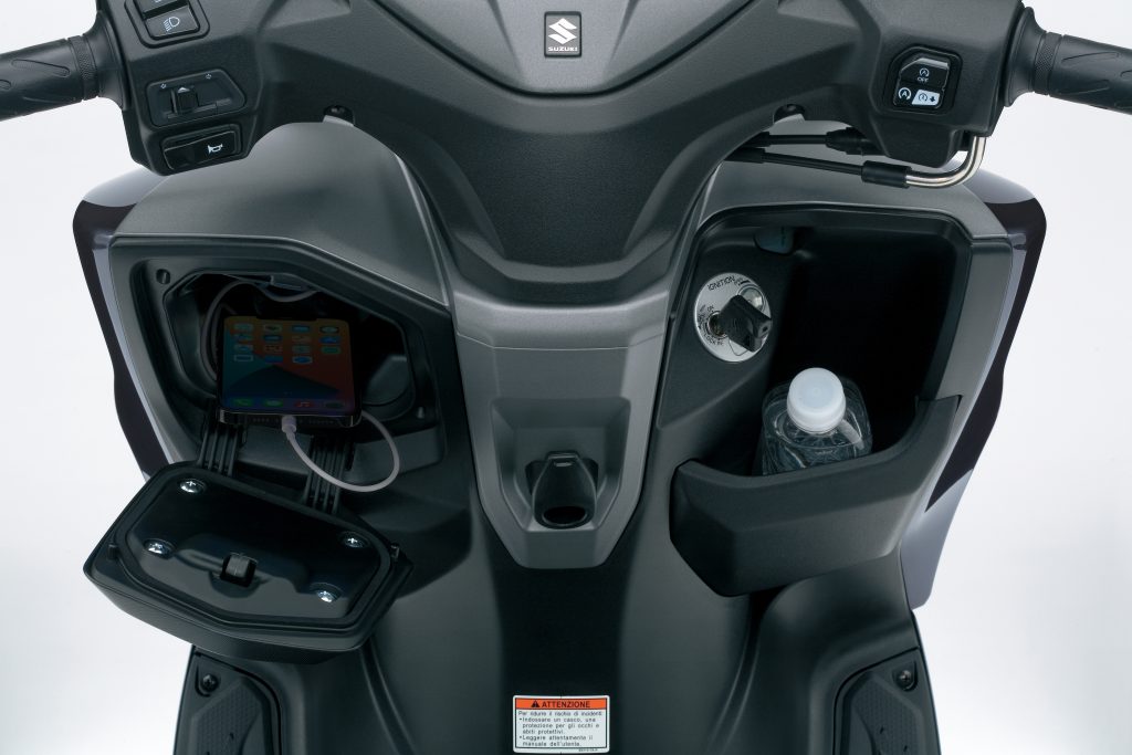 前手套箱有左右兩種,使用上相當加分