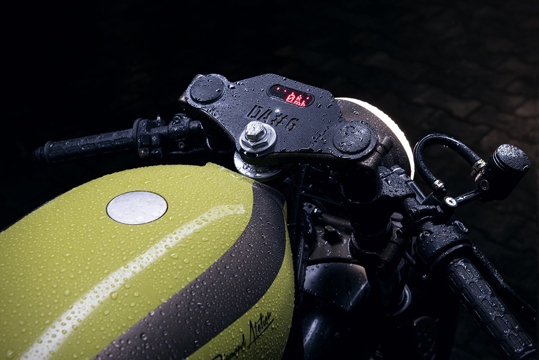 儀錶板與上三角台結合,把LED顯示器植入上三角台中