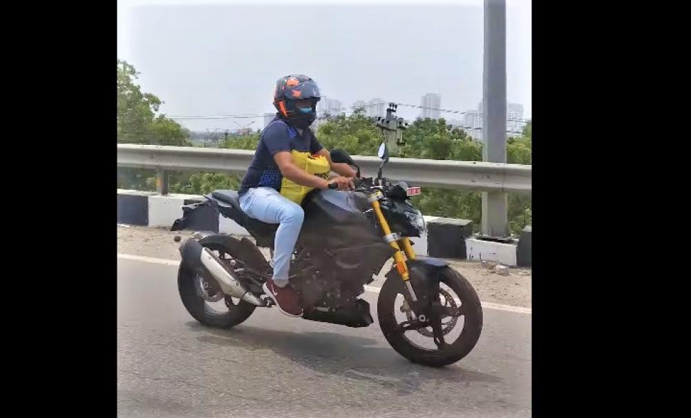 G310R測試車能看出大燈外觀微調,內部改為LED燈具,油箱線條也有些許的改變