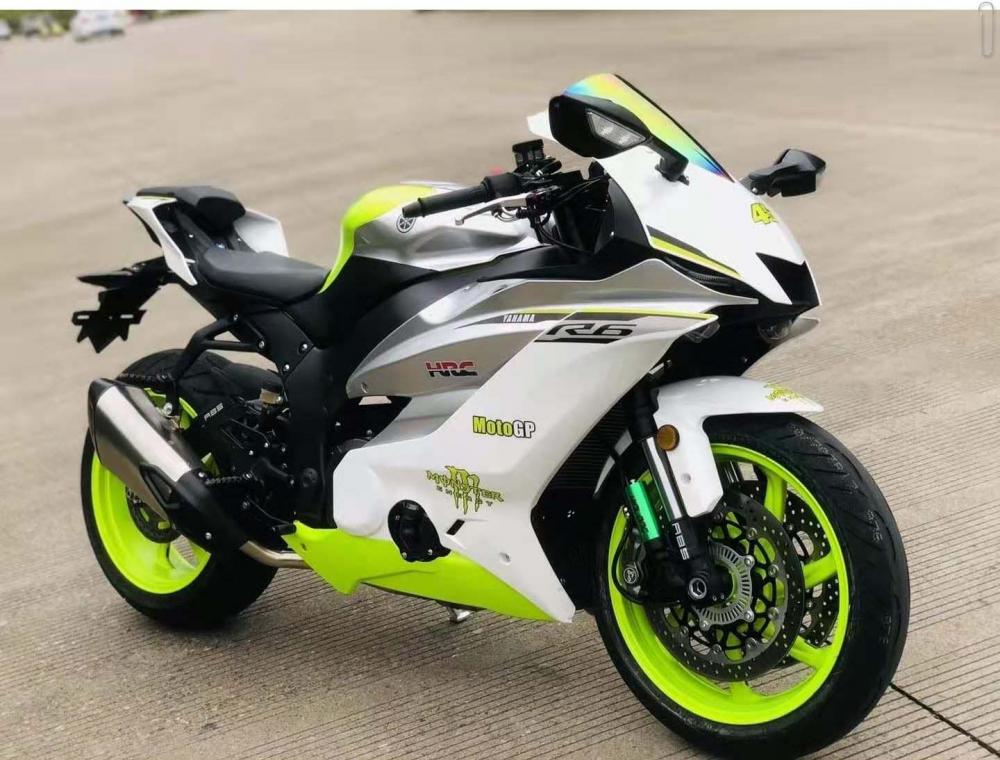 車身外型、車名字體、塗裝、貼紙都照搬YAMAHA R6的設計，但車身上出現HRC貼紙是怎麼一回事呢？