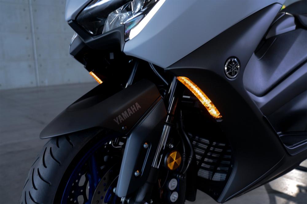 新的LED方向燈讓TMAX 560的車頭看起來更有戰鬥氣息