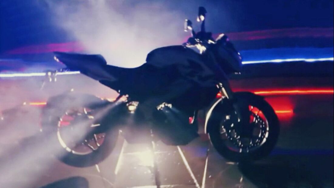 從曝光的剪影能看到Pulsar 400 有倒立式前叉、中置單槍避震器等配備