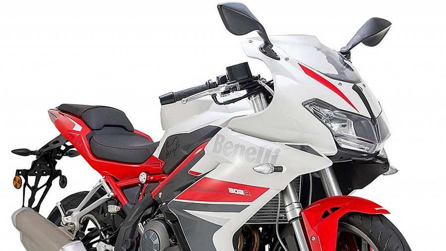 Benelli 302R頭燈擁有常見的雙燈設計,三件式整流罩,與Ducati 1198相似的車尾造型