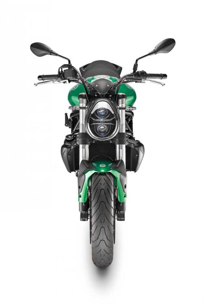 車頭外型為圓潤的橢圓,裡頭卻藏著兩顆魚眼燈具,在復古中帶有科技感