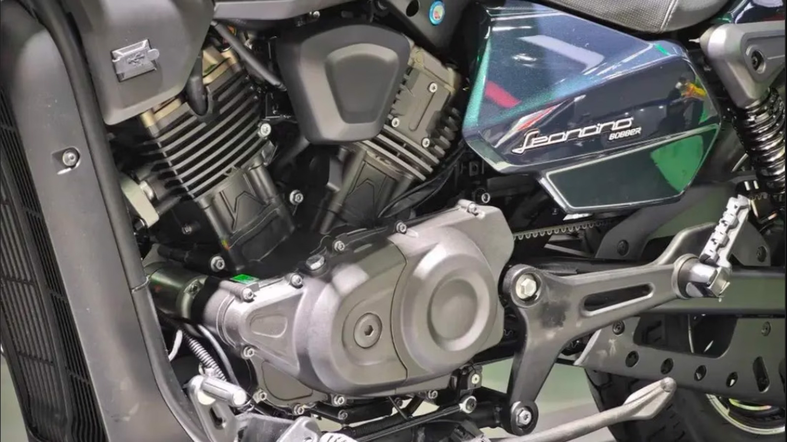 全新的385c.c.水冷V型雙缸引擎,擁有35匹馬力