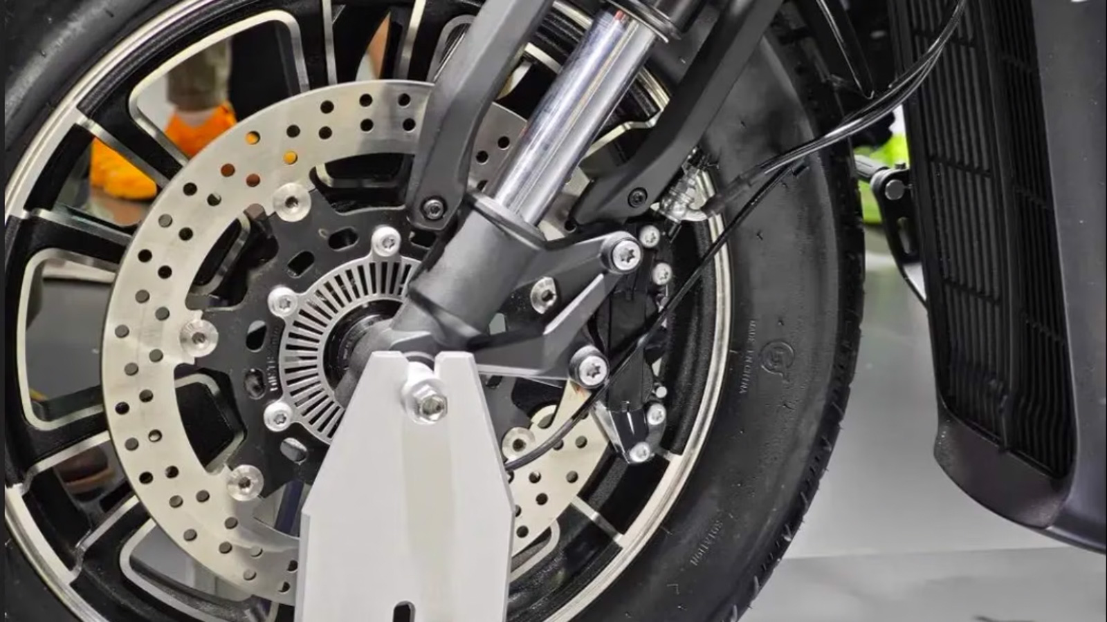 倒立式前叉配上雙槍後避震