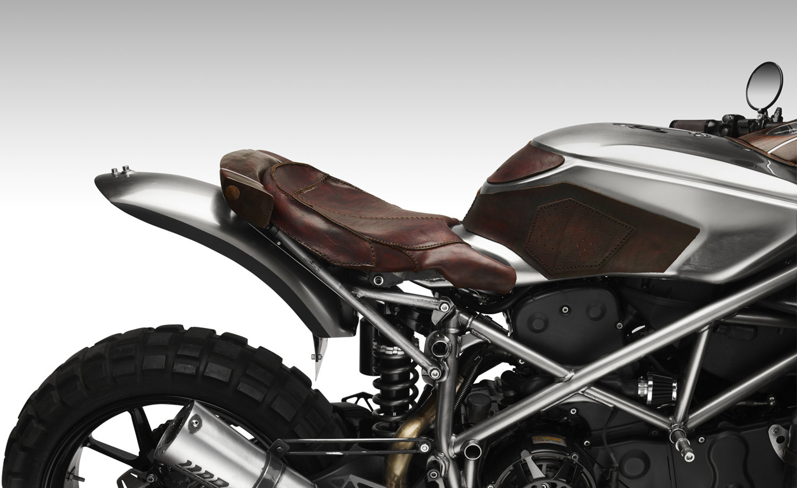 副車架重新製作後，相較原廠樣式俐落的多