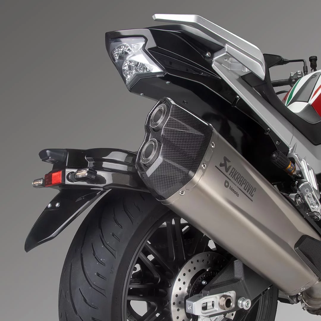 尾燈有點KAWASAKI Z家族的影子,配上帥到沒朋友的超長蠍子雙出排氣管