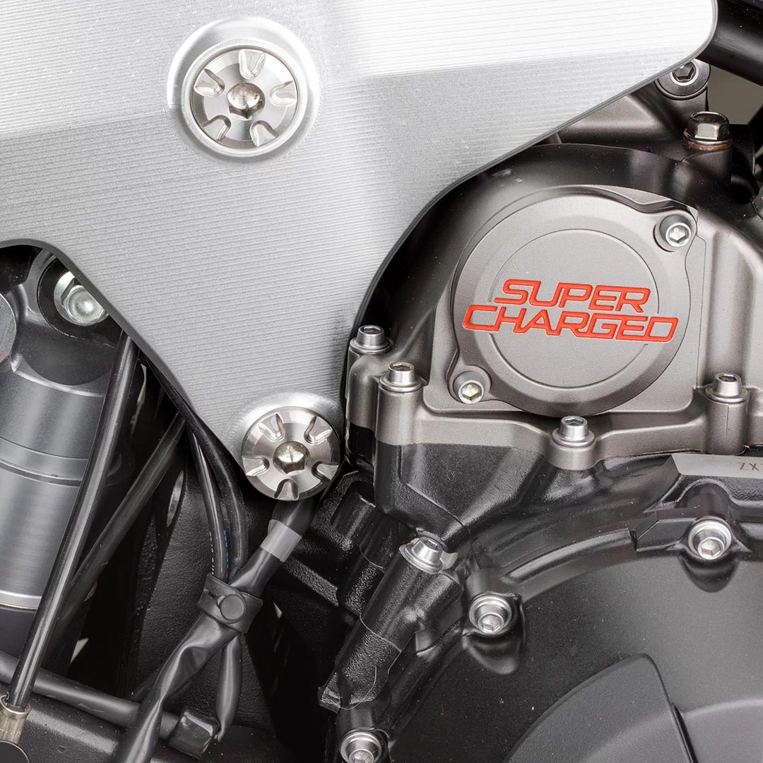 源自KAWASAKI的999c.c.並列四缸增壓引擎,擁有200HP馬力和137Nm扭力