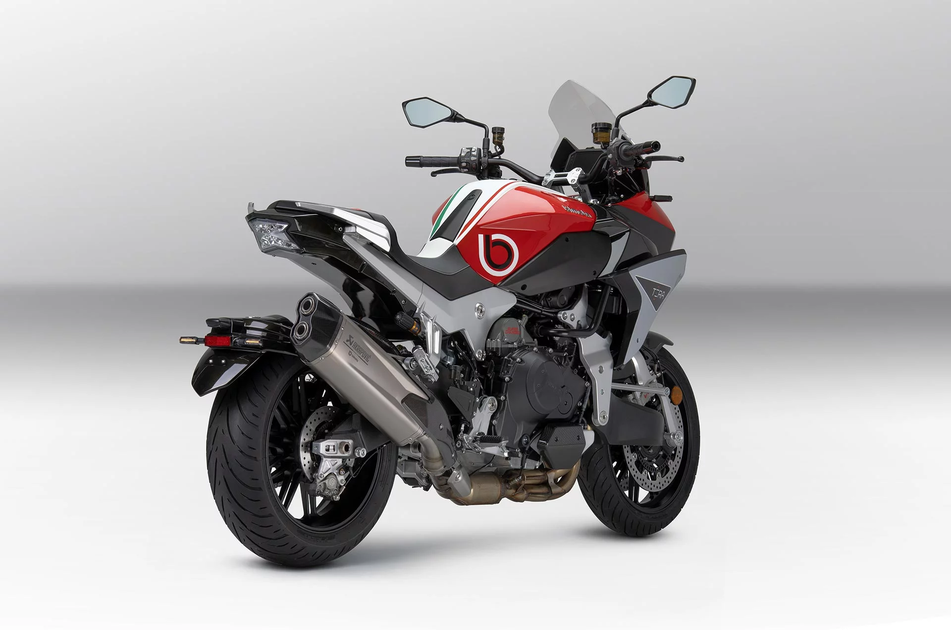 上翹的車尾帶出BIMOTA濃厚的義式運動風情