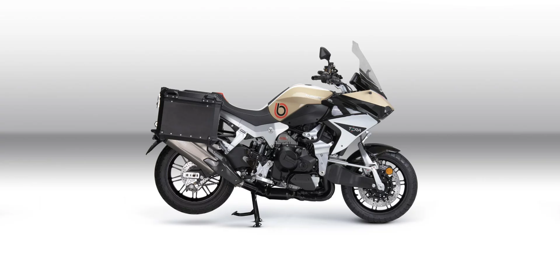 BIMOTA TERA整個車頭非常有份量感,但車身配重也維持的很不錯,車頭佔整體重量的52.5%左右