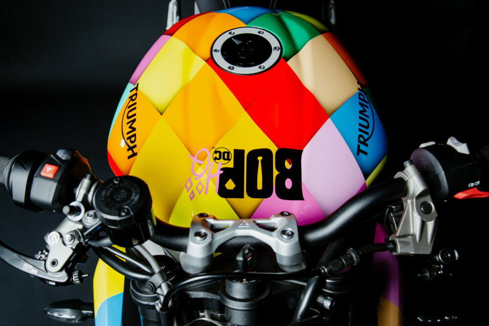 鮮豔的車色搭配經典鑽石格紋,創造出非常具有小丑女Harley Quinn的視覺風格