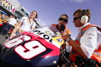 電視播報員Mark Bracks (右) 於2006年訪問Nicky Hayden,連他都感受到Hayden 獨特的親切性格