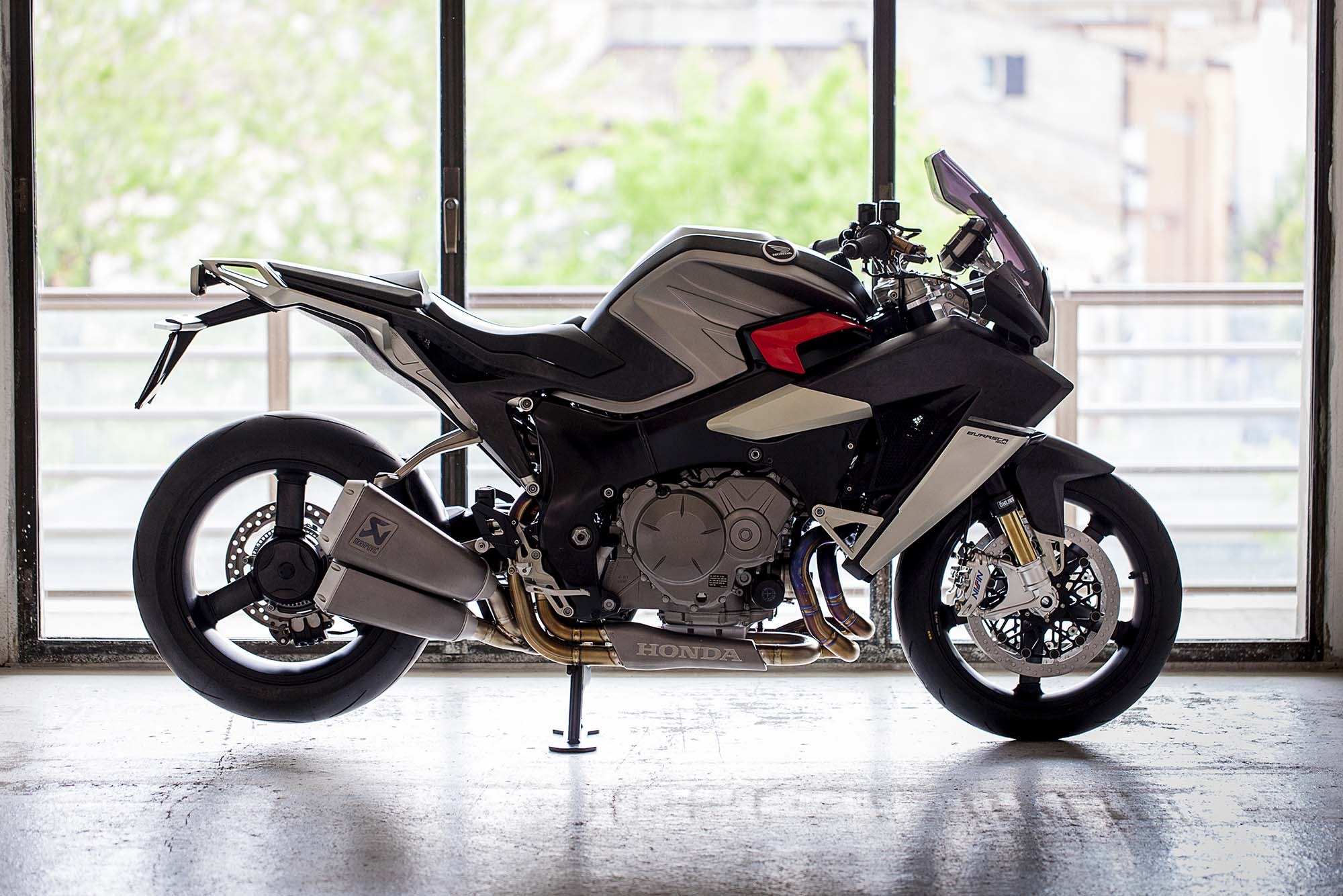 以VFR1200F為基礎，Aldo Drudi以自己的工藝美學重新設計這輛車