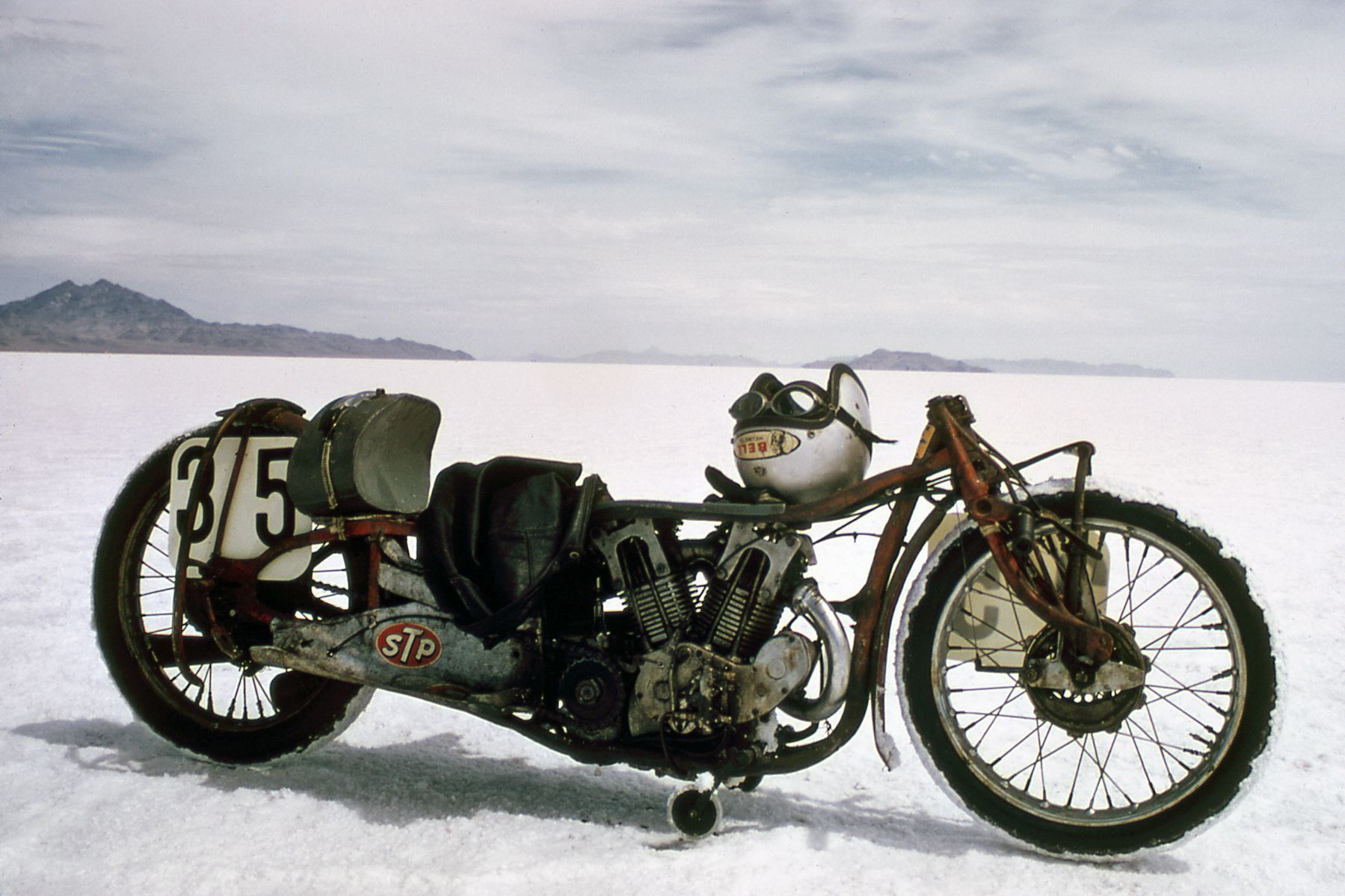 Burt Munro的賽車是一輛Indian Scout，而且是一輛非常早期的車款，1962年在他首度改車的時候，這輛Indian Scout已是一輛老爺機車了