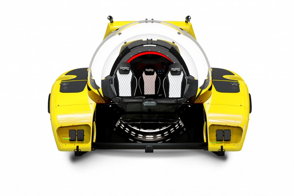 既然是私人潛水艇,內裝可不能馬虎,座椅採用皮革與菱格紋布面混搭的筒形座椅