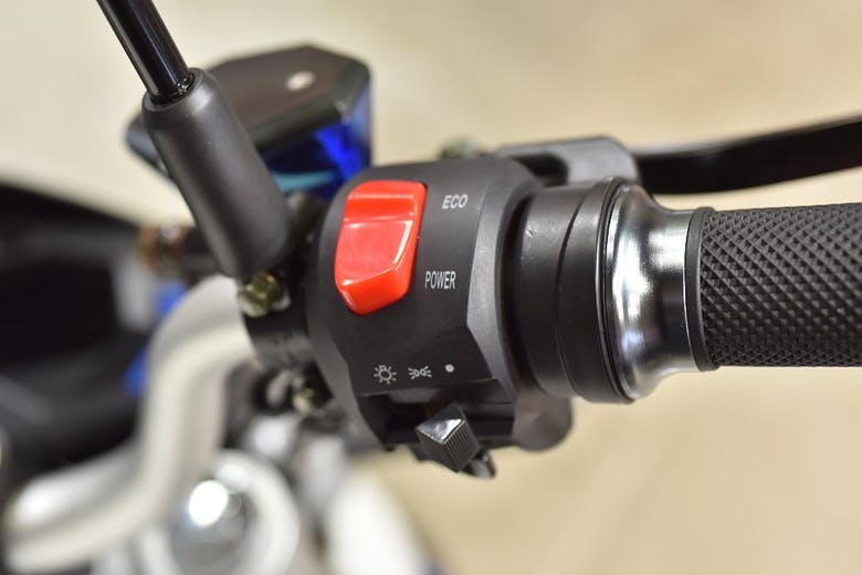 握把上的動力模式切換,使用類似引擎開關的樣式來進行不同模式的切換,相當簡潔的設計