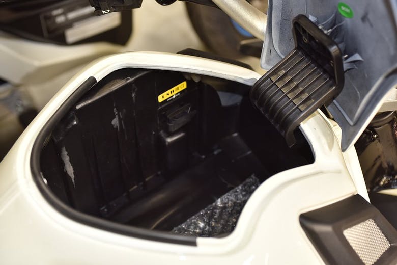 車廂的空間雖然稱不上大,但是對比起傳統內燃機檔車的置物空間來說,可說是相當寬敞的置物箱了