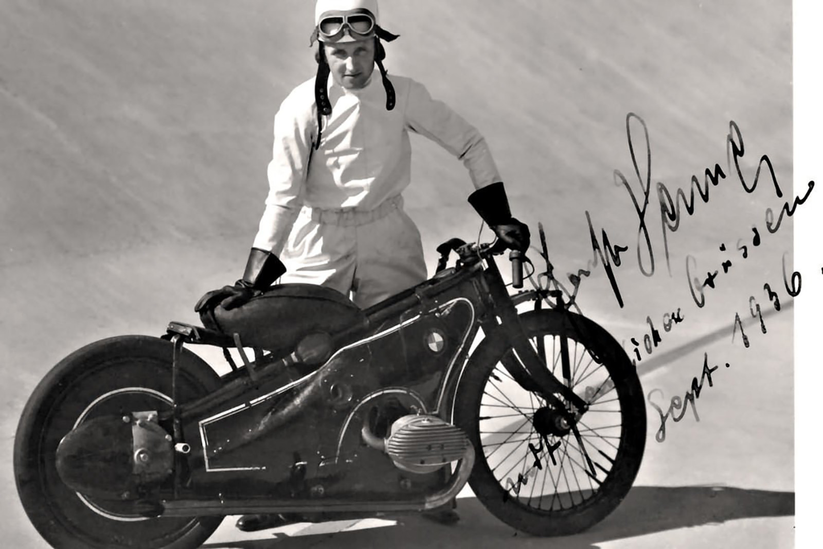 不論在後輪還是彎把上,都能隱約看見當年老賽車R37的影子