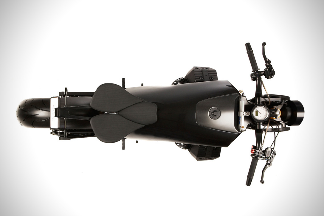 以引擎做為組裝核心並採用Moto Guzzi原有的軸傳動系統,從車體到前車頭總成與後搖臂都是採用碳纖維打造