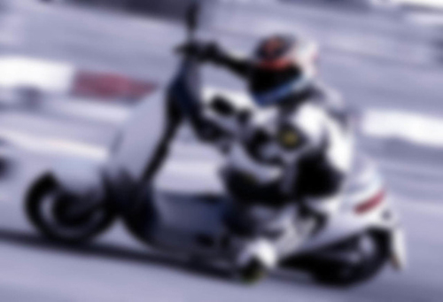 發表會前廠商(E客电动)先以模糊效果預告這輛重要產品。但....這輪廓似乎有點眼熟~